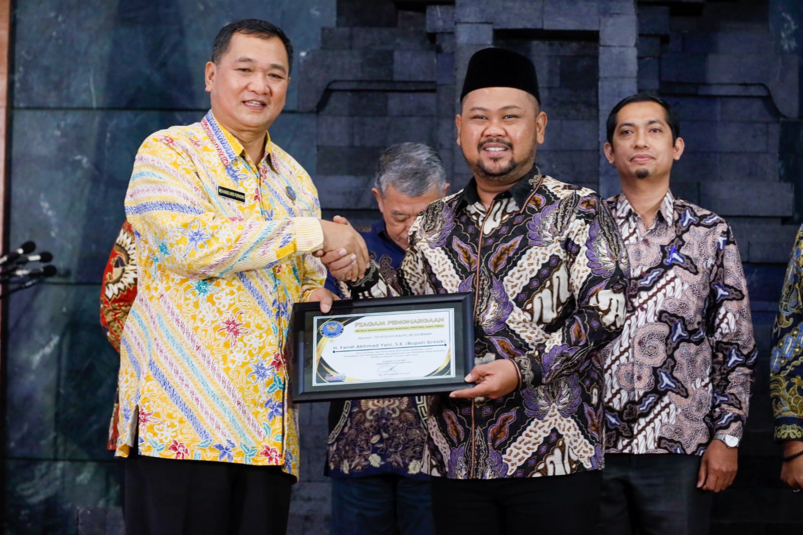 Aktif Berantas Narkoba, Bupati Gus Yani Diganjar Penghargaan Oleh BNN Provinsi Jatim